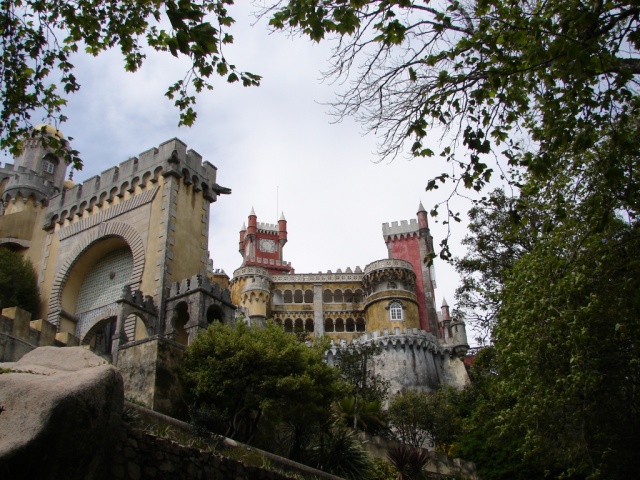 2008/03(March)/AroundTheWorld/Lisbon/640x480_Pena Palace overlooks city.jpg